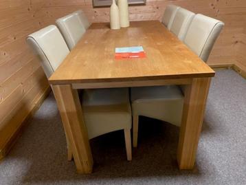 Eiken eettafel strak beschikbaar voor biedingen