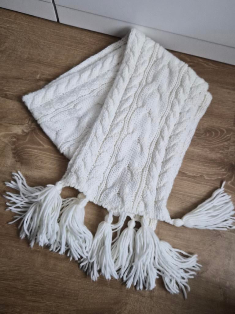 Witte gebreide sjaal met franjes, Maat 38/40 (M), Ophalen of Verzenden, Sjaal, Onbekend