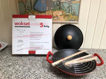 Wok geëmailleerd gietijzer met deksel beschikbaar voor biedingen