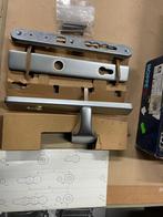 Neutraale grijze vaste buiten kruk voor een kunstof deur., Ophalen, Nieuw, Buitendeur, Metaal