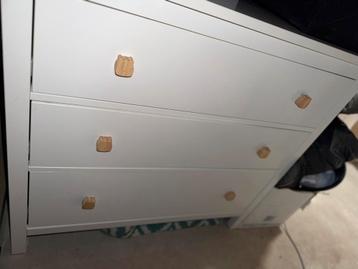Commode met beertjes knopen