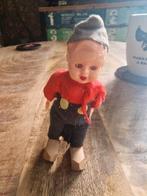 poppenhuis miniaturen popje in klederdracht op klompen 10 cm, Verzamelen, Poppenhuizen en Toebehoren, Ophalen of Verzenden, Zo goed als nieuw