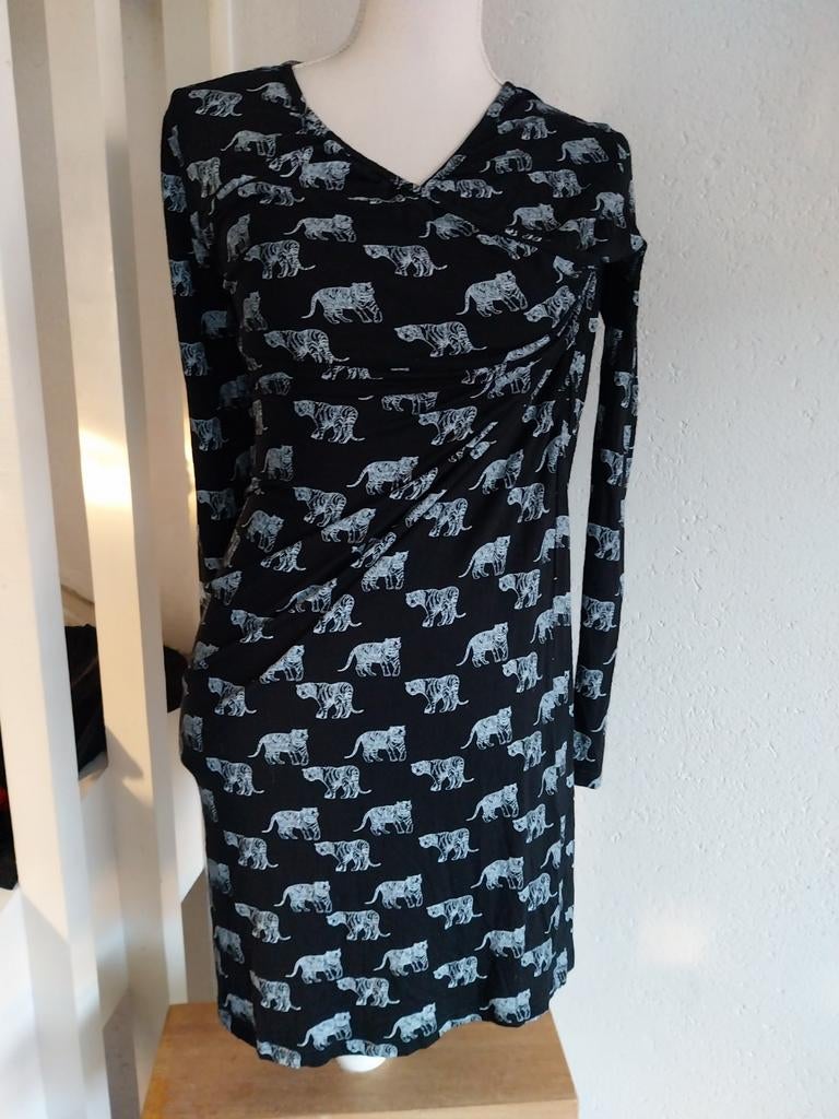 Zwarte jurk met tijgers maat S, Kleding | Dames, Zwart, Ophalen of Verzenden, Zo goed als nieuw, Boven de knie