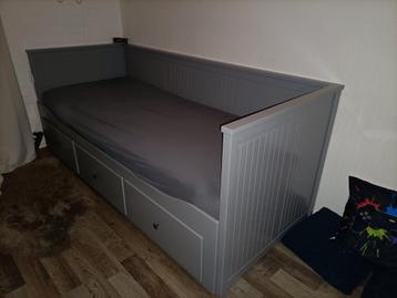 Bedbank Ikea Hemnes grijs 80200 met vrijwel nieuw matras beschikbaar voor biedingen