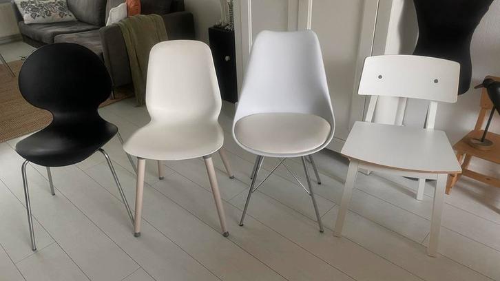4 Eetstoelen: 3 x wit en , 1 zwarte vlinderstoel, Huis en Inrichting, Stoelen, Gebruikt, Vier, Kunststof, Wit, Ophalen of Verzenden