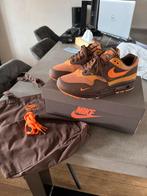 Nike Air Max 1 Kingsday - Maat 42, Kleding | Heren, Schoenen, Ophalen of Verzenden, Nieuw, Bruin, Sneakers of Gympen