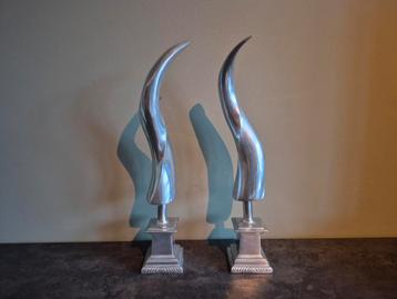 Grote hoorns van Chrome op sokkel beschikbaar voor biedingen