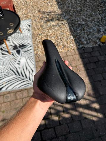 Crmo Sportcomfort fietszadel - Zo goed als nieuw! beschikbaar voor biedingen