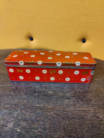 Vintage blikken doos rood/oranje met bloemen en vlinders beschikbaar voor biedingen