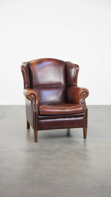 Vintage schapenleren oorfauteuil met een mooi patina beschikbaar voor biedingen