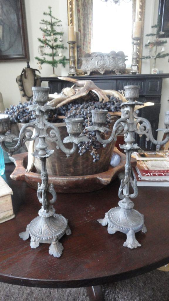 2 antieke FRANSE kerk KANDELAARS, donker patina, h 36 cm, Antiek en Kunst, Antiek | Woonaccessoires, Ophalen of Verzenden