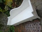 Witte houten bank, Ophalen