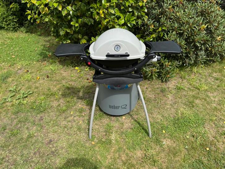 Weber BBQ Q-serie met onderstel, plancha en pizzasteen, Tuin en Terras, Gasbarbecues, Zo goed als nieuw, Ophalen