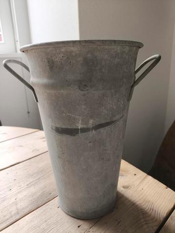 Vintage Zinken Vaas met Handvatten beschikbaar voor biedingen
