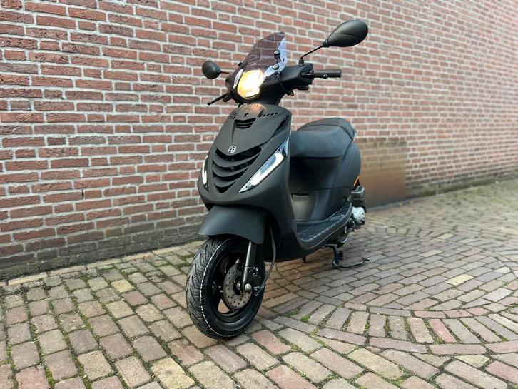 Piaggio zip brom, Fietsen en Brommers, Scooters | Piaggio, Zo goed als nieuw, Zip, Maximaal 45 km/u, Benzine, Ophalen