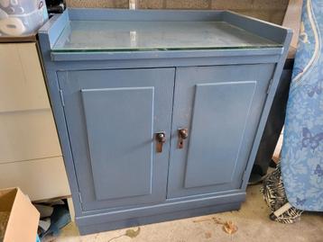 [GRATIS] Vintage commode/ tv meubel met glazen plaat beschikbaar voor biedingen