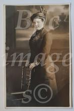 fotokaart vrouw staand, vreemd hoedje 1910's, Verzamelen, Foto's en Prenten, Verzenden, Voor 1940, Gebruikt, Foto
