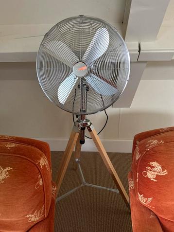 Ventilator Trisar met Houten Poot beschikbaar voor biedingen
