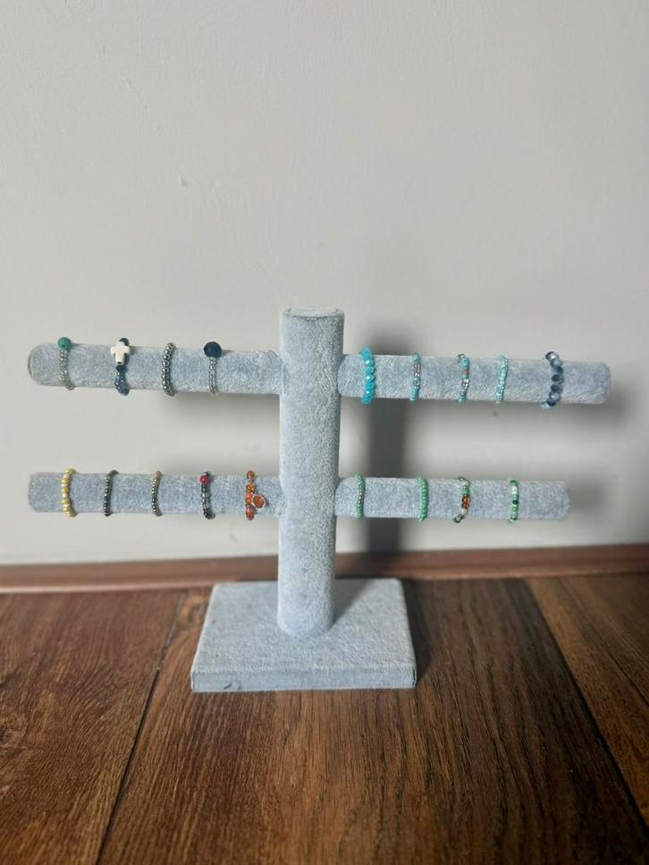 Display met 18 ringen, gemaakt van kralen., Sieraden, Tassen en Uiterlijk, Ringen, Nieuw, Dame, Overige kleuren, Overige materialen