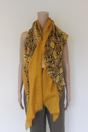 Just a touch oker/dierenprint sjaal  beschikbaar voor biedingen