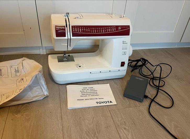 Toyota RS2000 Naaimachine - Goed Onderhouden, Hobby en Vrije tijd, Naaimachines en Toebehoren, Zo goed als nieuw, Naaimachine