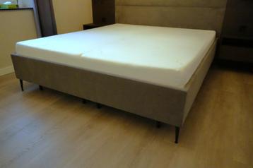 2 persoonsbed 180x210 cm beschikbaar voor biedingen