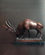 Bronzen beeld hert op zwarte marmeren sokkel, Antiek en Kunst, Ophalen of Verzenden, Brons