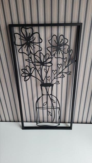 Wanddecoratie bloemen in vaas beschikbaar voor biedingen