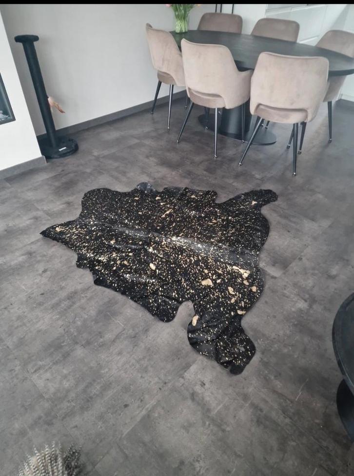 Zwart lederen vloerkleed met gouden spetters, Huis en Inrichting, Stoffering | Tapijten en Kleden, Zo goed als nieuw, 200 cm of meer
