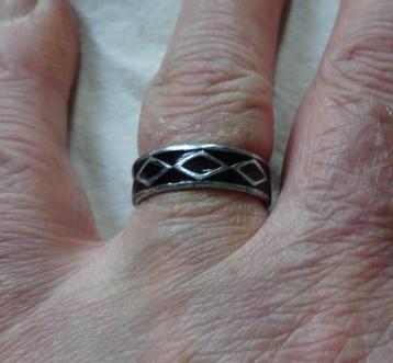 Zilverkleurige ring zwarte rand ruit patronen beschikbaar voor biedingen