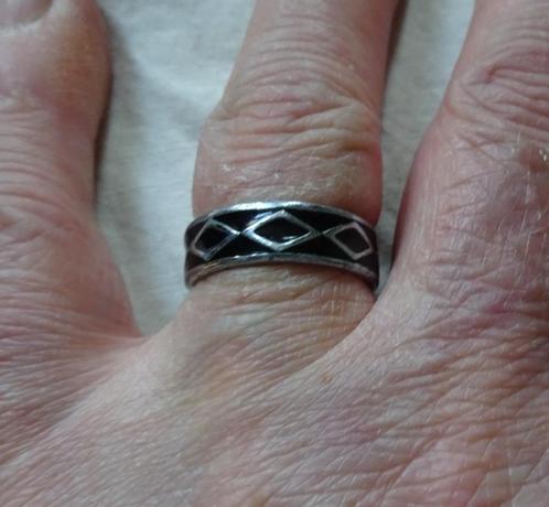 Zilverkleurige ring zwarte rand ruit patronen, Sieraden, Tassen en Uiterlijk, Ringen, Gebruikt, Dame, 17 tot 18, Zilver, IJzer of Staal