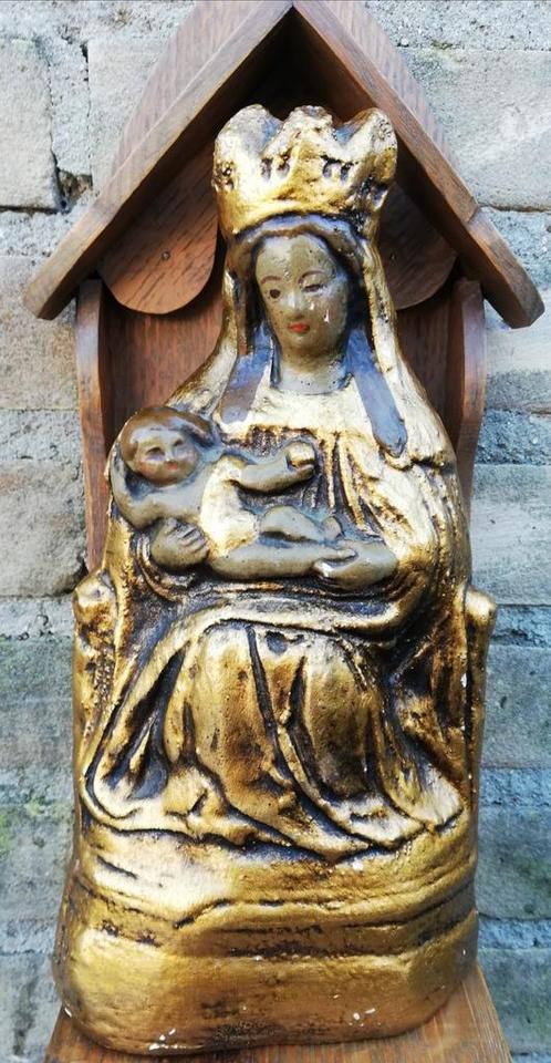 *Zwarte Madonna. Polychroom gips. Verguld. Ca 1900. 26 cm., Verzamelen, Religie, Zo goed als nieuw, Christendom | Katholiek, Beeld(je)