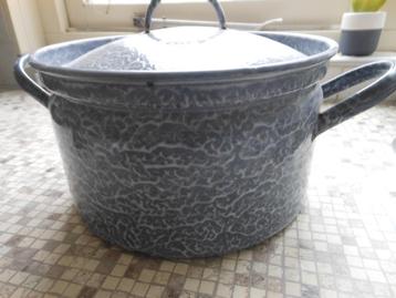 Grijs gewolkt emaille pan. Doorsnee 25 cm. Ca.70 jaar oud beschikbaar voor biedingen