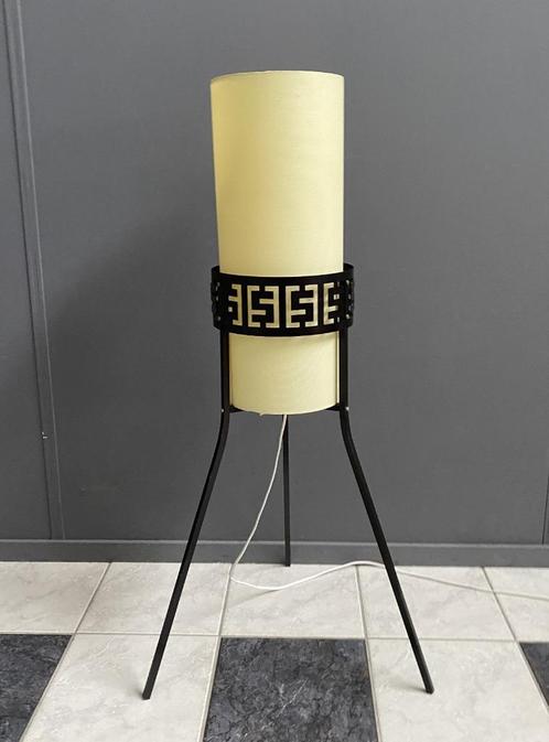 60 jaren zwart 3 poot vloer lamp met DOLLAR gelige koker, Huis en Inrichting, Lampen | Vloerlampen, Gebruikt, 100 tot 150 cm, Kunststof