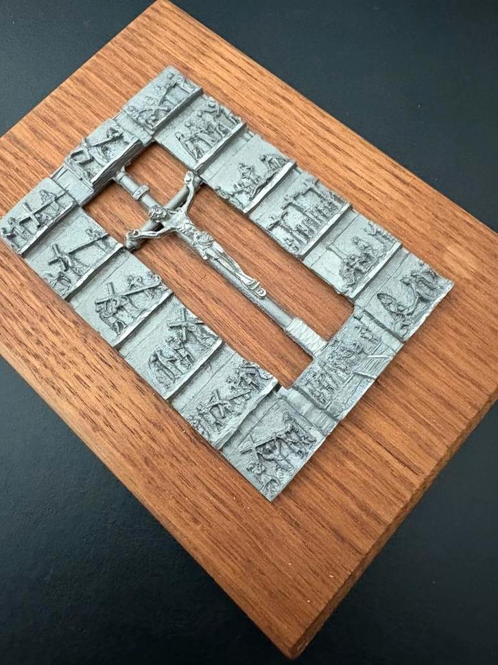 Unieke kruisweg. Tin op hout. Met 14 kruiswegstaties, Antiek en Kunst, Antiek | Religie, Ophalen of Verzenden