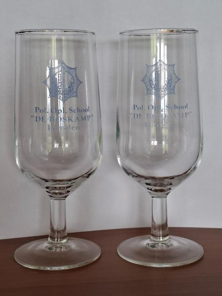 Twee bierglazen met oud embleem gemeentepolitie, Verzamelen, Glas en Borrelglaasjes, Gebruikt, Bierglas, Ophalen of Verzenden