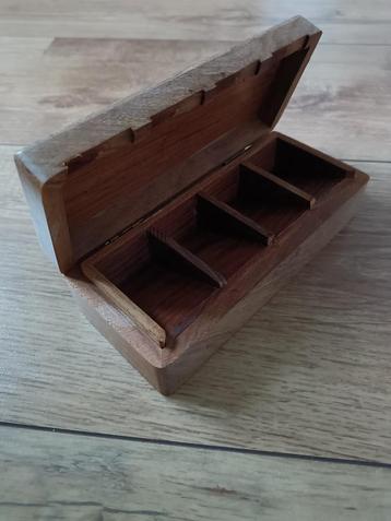 Vintage houten postzegeldoosje beschikbaar voor biedingen