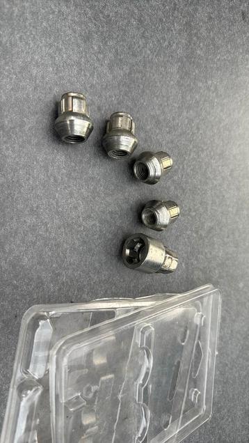Slotmoeren kia hyundai mazda mitsubishi 12 x 1.50 beschikbaar voor biedingen