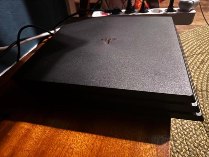 PS4 PRO 1 TB, Spelcomputers en Games, Spelcomputers | Sony PlayStation 4, Zo goed als nieuw, Pro, 1 TB, Met 3 controllers of meer