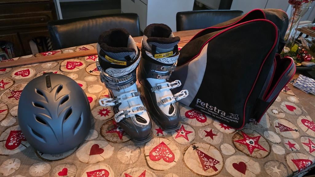 Salomon dames skischoenen en skihelm, Sport en Fitness, Skiën en Langlaufen, Ophalen, 160 tot 180 cm, Gebruikt, Schoenen
