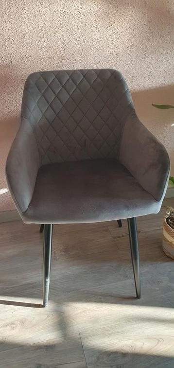 Mooie nette (eet) stoel 2 stuks  beschikbaar voor biedingen