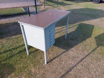 Vintage Gispen bureau, leuk klein maatje beschikbaar voor biedingen