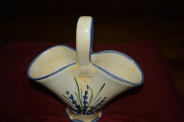 leuk keramiek mandje met lavendel patroon beschikbaar voor biedingen