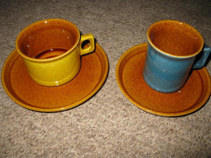 Kop en schotels geel, blauw en bruin. Huizen Holland 70/80, Huis en Inrichting, Keuken | Servies, Nieuw, Kop(pen) en/of Schotel(s)