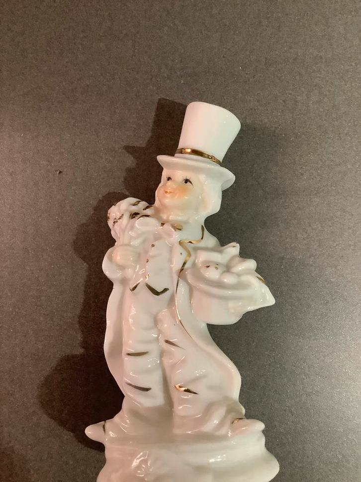 Vintage gilde beeldje porselein goochelaar met hoed wit/goud, Verzamelen, Beelden en Beeldjes, Zo goed als nieuw, Mens, Ophalen of Verzenden