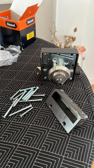 Nemef opbouw voordeur slot beschikbaar voor biedingen