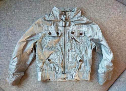 Stoer dun zilver speelzomerjasje Mt. 104, Kinderen en Baby's, Kinderkleding | Maat 104, Gebruikt, Meisje, Jas, Ophalen of Verzenden