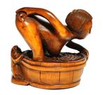 Erotische boxwood Netsuke van een Geisha in bad met kikker, Antiek en Kunst, Ophalen of Verzenden