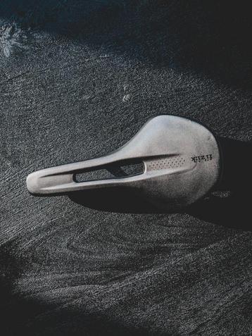 FIZIK VENTO ANTARES R1 ZADEL ZWART (140mm) beschikbaar voor biedingen
