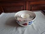 Boerenbont Nestschalen met een ribbel van P. Regout, Ophalen of Verzenden, Aardewerk, Boerenbont, Schaal of Schalen